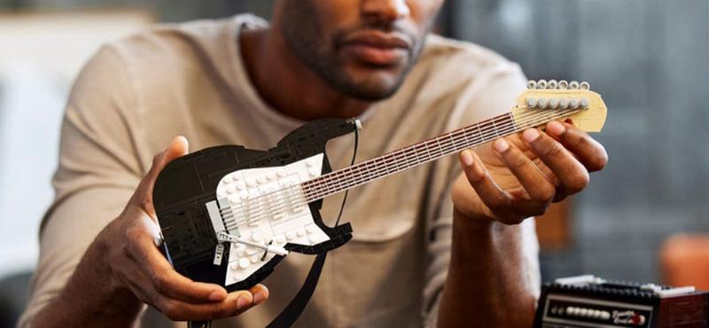 Станьте звездой с гитарой Fender® Stratocaster™ от LEGO®